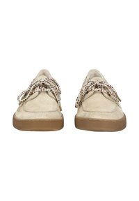 Scarpe in suede beige con punta arrotondata, dotate di lacci intrecciati marroni e bianchi e suola in gomma marrone. Design minimalista con dettagli sottili.