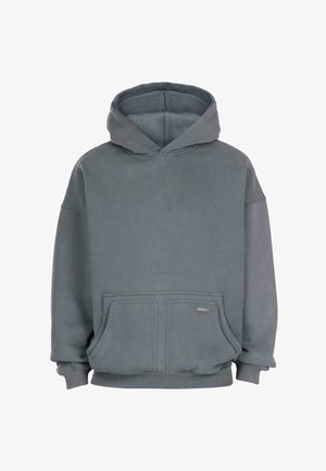 Túlméretezett szürke kapucnis pulóver, elülső kenguruzsebbel és bordás mandzsettákkal és aljjal, fehér háttér előtt bemutatva.