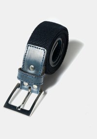 Ceinture élastique bleu marine avec un tissu texturé, mettant en valeur un accent en cuir bleu clair et une boucle en métal argenté. Détails de couture visibles sur le cuir.