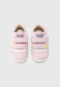 Sapatilhas rosas para crianças com detalhes brancos, tiras de velcro, parte superior em malha e marca Looney Tunes na língua.