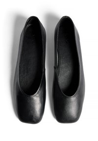 Ballerine in pelle nera con una texture liscia, punta arrotondata e design minimalista. L'interno è delicatamente foderato per un comfort ottimale.