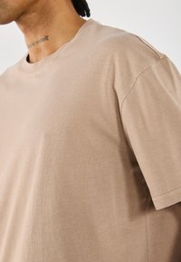 YOURTURN UNISEX BASIC GARMENT WASHED - T-shirts - taupe