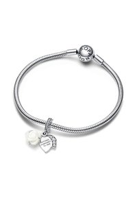 Braccialetto in argento con una catena serpentina texturizzata, caratterizzato da un charm a forma di rosa bianca e un tag a forma di cuore inciso con la scritta "Niente è paragonabile a te."