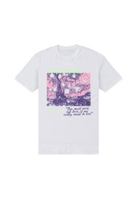 Bílé bavlněné tričko s barevnou potisknou grafikou noční scény se stromy a textem v zelené a fialové barvě.