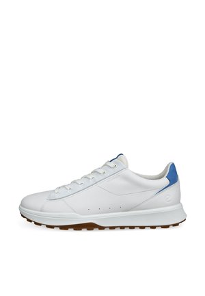 Witte lage sneaker met blauwe hielaccent, vetersluiting en getextureerde bruine buitenzool, getoond in rechterzijaanzicht.