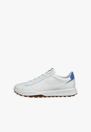 Witte lage sneaker met blauwe hielaccent, vetersluiting en getextureerde bruine buitenzool, getoond in rechterzijaanzicht.