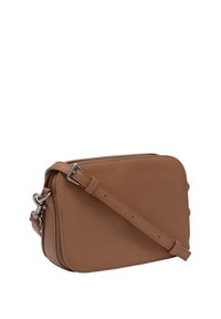 Borsa a tracolla in pelle marrone chiaro con forma rettangolare, chiusura con zip, tracolla regolabile e dettagli hardware minimalisti in argento.