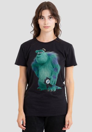 Schwarzes Baumwoll-T-Shirt mit einem bunten, pelzigen Charakter in Blau- und Grüntönen, der einen kleinen schwarzen Gegenstand mit einem Logo hält.