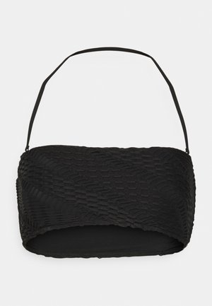 Čierny textúrovaný bandeau bikiny top s tenkým, nastaviteľným krčným popruhom na bielom pozadí.