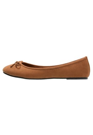 Zapato de ballet plano de ante marrón con punta redondeada y detalle de pequeño lazo, vista lateral sobre fondo blanco.