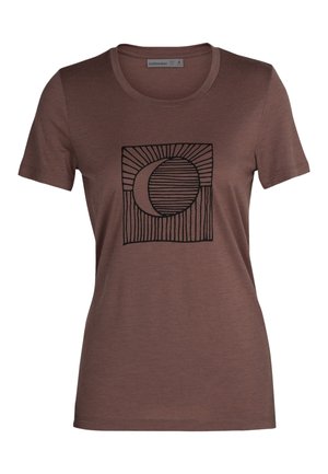 Brązowy damski T-shirt z krótkim rękawem z czarnym geometrycznym wzorem przedstawiającym półksiężyc i paskowany okrąg wewnątrz kwadratu.