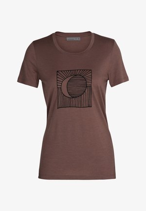 Brązowy damski T-shirt z krótkim rękawem z czarnym geometrycznym wzorem przedstawiającym półksiężyc i paskowany okrąg wewnątrz kwadratu.