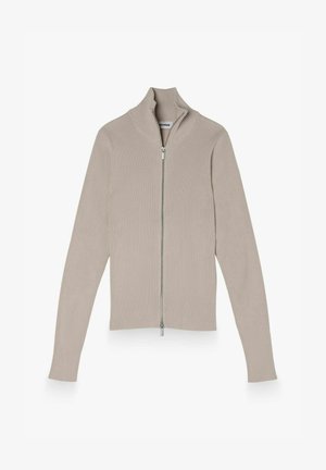 Beige ribstrikket lynlåstrøje med lange ærmer og høj krave, lagt fladt på en hvid baggrund.