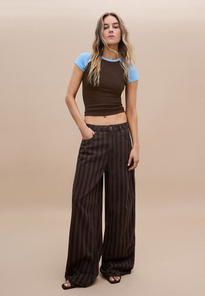 Bershka, STRIPE BARREL TROUSERS - Broek - dark brown