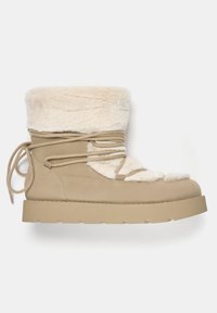 Bottines beiges à la cheville avec doublure en fausse fourrure, en suède, ornées de lacets et dotées d'une semelle épaisse. Caractérisées par un bout arrondi et une texture douce.