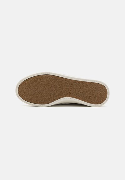 Hvid sneakersål med tekstureret brun gummibund, der har en subtil brandingdetalje og design med buede kanter.