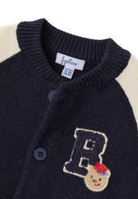 Cardigan blu navy con dettagli color crema sulle spalle, colletto a coste, due bottoni e ricamo con la lettera "B" accompagnata da un volto sorridente e un cappello rosso.