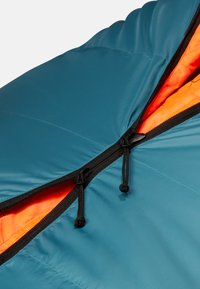 Türkisfarbener Schlafsack mit orangefarbener Innenseite, ausgestattet mit einem Doppelreißverschluss und schwarzen Kordeln. Glattes synthetisches Material mit genähten Details.