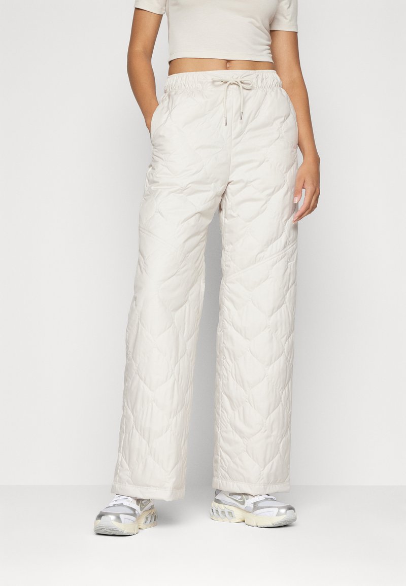 Nike Sportswear ESSENTIAL PANT - Teplákové kalhoty - orewood/sail