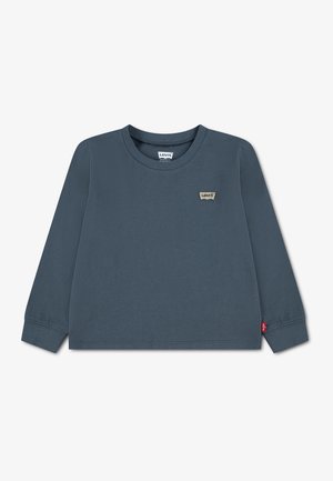 Dunkelblaues Levi's Langarmshirt mit Rundhalsausschnitt, kleinem Levi's Logo-Patch auf der Brust und rotem Levi's Etikett an der Seitennaht.