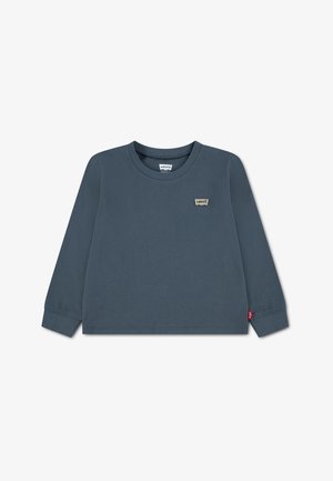 Ciemnoniebieska koszula Levi's z długim rękawem, okrągłym dekoltem, małą naszywką z logo Levi's na piersi oraz czerwoną metką Levi's na szwie bocznym.
