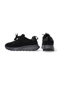 Czarne sneakersy z zamszu z fakturowaną gumową podeszwą, charakteryzujące się okrągłym kształtem, sznurowanym zapięciem oraz subtelnymi akcentami w postaci szwów bocznych.
