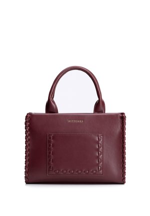 Burgundská kožená kabelka s horními držadly, dekorativním prošíváním na přední kapse a stranách a malým zlatým logem značky uprostřed nad kapsou.