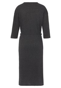 Dunkelgraues, geripptes Strickkleid mit Dreiviertelärmeln und Taillengürtel, das eine gerade Silhouette und einen strukturierten Stoff aufweist.