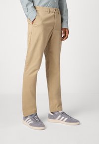 GAP SLIM PERFORMANCE STRETCH - Pantaloni chino - khaki