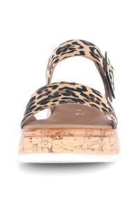 Sandal s leopardím potiskem, s nubukovým svrškem, nastavitelnou sponou, korkovou platformou a bílou gumovou podrážkou. Obsahuje dva široké pásky.