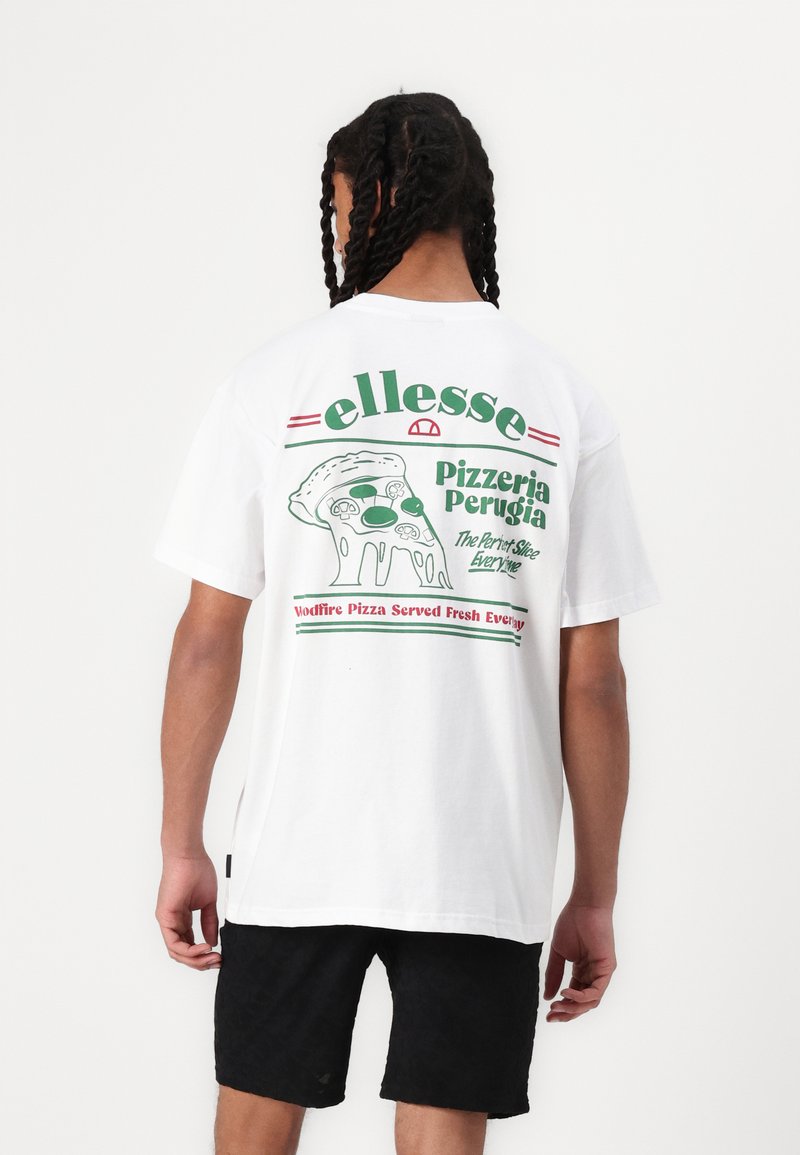 Bílý bavlněný tričko s grafikou zelené a červené pizzy a textem "ellesse Pizzeria Perugia". Krátké rukávy a volný střih.