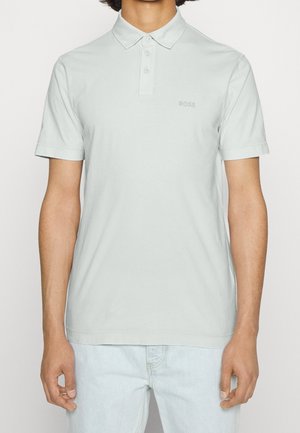 Hellgraues Poloshirt aus Baumwolle mit einem Kragen, einer Zwei-Knopf-Leiste und subtil gestaltetem "BOSS"-Logo auf der Brust. Kurzärmlig.