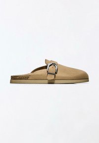 Tanfarvet ruskind slip-on træsko med bred justerbar rem og sølvspænde, korkfodform og gummisål med rillekant.