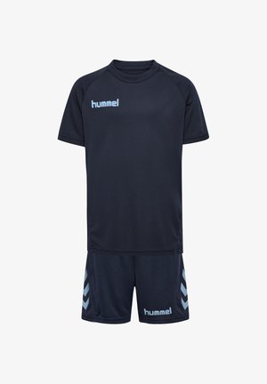Ciemnoniebieski strój sportowy z krótkim rękawem i szortami, jasnoniebieskie logo "hummel" na piersi i szortach oraz wzory w chevron na szortach.