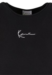 Must silindrihiga topp, ring kaelusega, venivast kangast, lihtsa valge broderiga logoga rinnal.