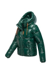 Zelena sjajna puffer jakna s velikim kapuljačom, narančastim vezicama, zatvaranjem na patentni zatvarač sprijeda i prednjim džepom. Ima kviltanu teksturu.