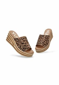 Sandalias de dedo con estampado de leopardo y parte superior en tono marrón, con puntera abierta y una gruesa suela de cuña texturizada que presenta líneas de acento blancas.