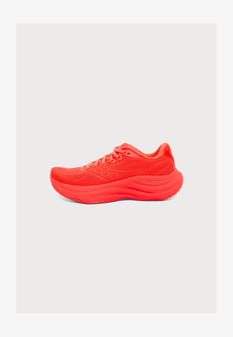 Chaussure de course athlétique rouge vif avec design à lacets et semelle rembourrée, montrée de profil sur un fond clair uni.