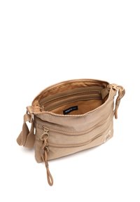 Borsa a tracolla color tan con due scompartimenti con zip. Realizzata in materiale testurizzato con finitura liscia, presenta una tracolla e un dettaglio con logo.