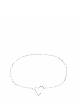 Sølvsmykkekæde med en åben hjerteformet vedhæng i midten med et delikat, minimalistisk design.