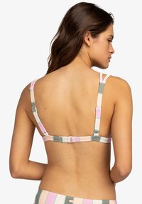 Gestreepte bikini-top met roze, groene en witte kleuren, met verstelbare banden en een haaksluiting aan de achterkant. Glad, gestructureerd materiaal.