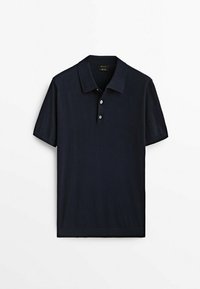Polo shirt marine fabriqué à partir d'un tissu lisse et léger. Il dispose d'un col classique et d'une patte de boutonnage à trois boutons avec des manches courtes.