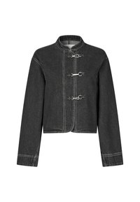 Schwarze cropped Jacke mit langen Ärmeln, Stehkragen, weißen Kontrastnähten und drei silbernen Haken- und Ösenverschlüssen vorne.