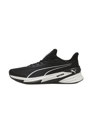 Zapatilla de running Puma en blanco y negro con amortiguación Nitro, parte superior de malla y diseño elegante mostrada desde el lado exterior.