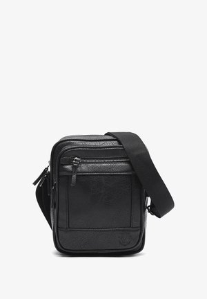 Crna kožna torba na rame s prednjim džepom na patentni zatvarač i podesivim tekstilnim remenom, teksturirana površina i suptilni utisnuti logotip.