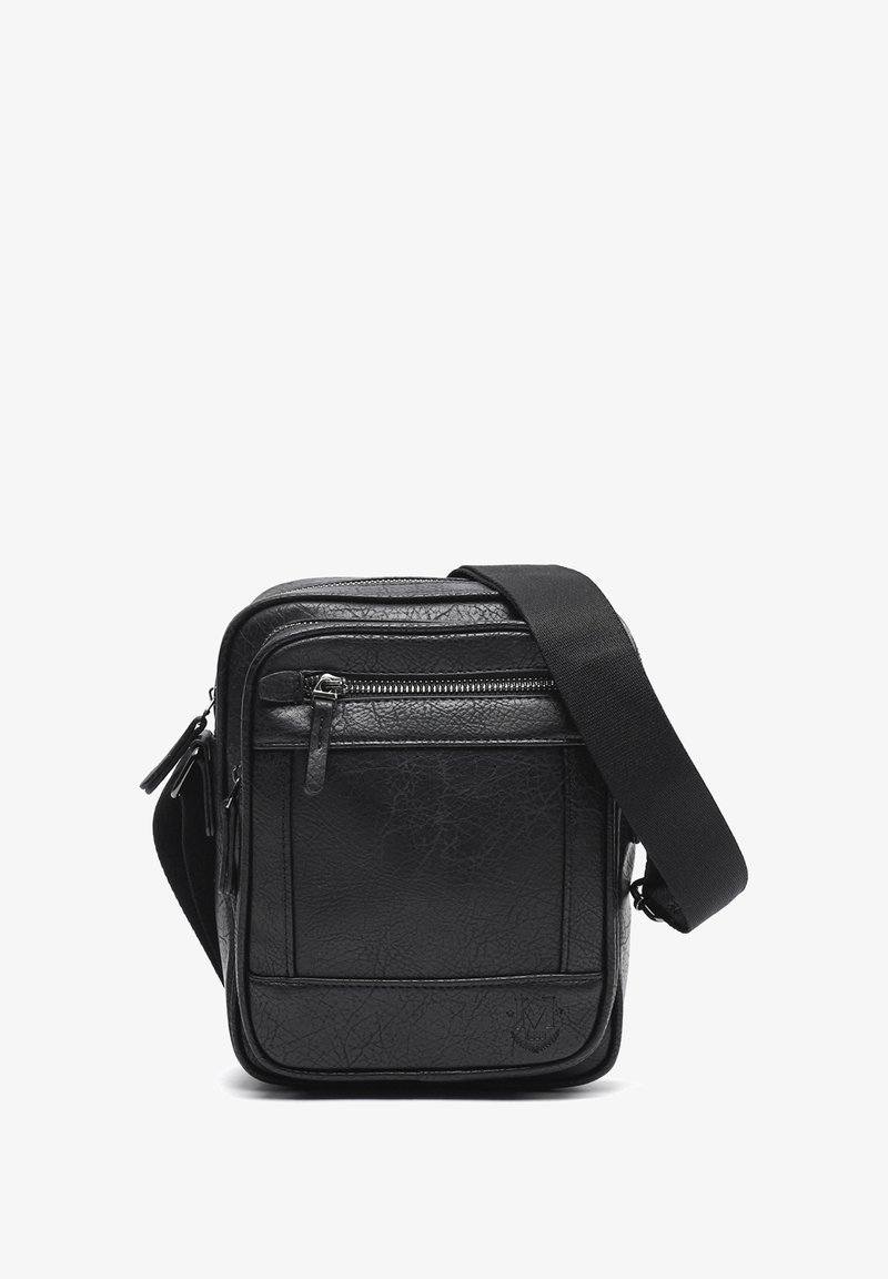 Bolso bandolera de cuero negro con bolsillo frontal con cremallera y correa de tela ajustable, superficie texturizada y logo sutil en relieve.
