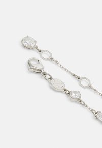 Silberne Kettenarmband mit mehreren klaren, glassartigen Steinen, darunter hexagonale und ovale Formen, mit einem Karabinerverschluss.