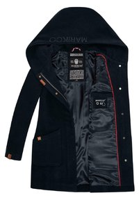 Cappotto blu navy con cappuccio, dotato di cerniera, bottoni a pressione, tasca laterale e fodera rossa. Etichetta interna mostra le istruzioni per la cura e il logo del marchio.