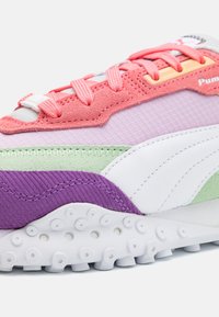 Puma-sneakers med en flerfärgad design i rosa, lavendel, grönt och vitt. Texturerade material med gummisula och distinkt stitching.