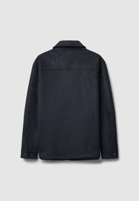Dunkelblaue Jacke mit einer glatten, samtartigen Textur. Sie verfügt über einen Kragen, knöpfbare Manschetten und ein einfaches, unverziertes Design auf der Rückseite.